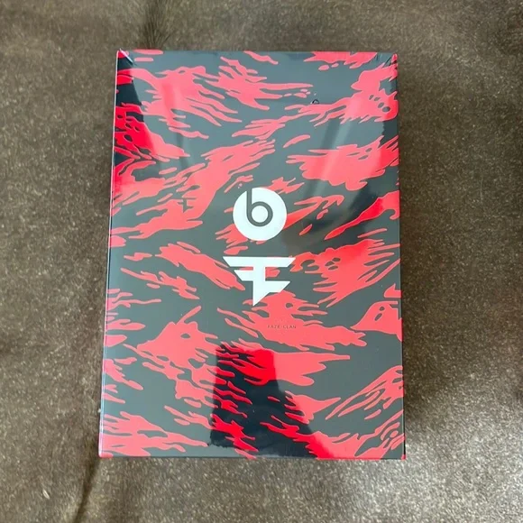 BEATS / FAZE CLAN Studio3 Wireless Headphones - Picture 3 of 6